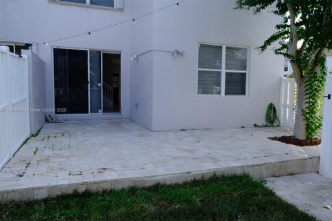 Снять в аренду таунхаус в Пемброк-Пайнс, Флорида 3 спальни, 155.98м2, № 1963277 - фото 17