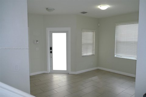 Снять в аренду таунхаус в Пемброк-Пайнс, Флорида 3 спальни, 155.98м2, № 1963277 - фото 2