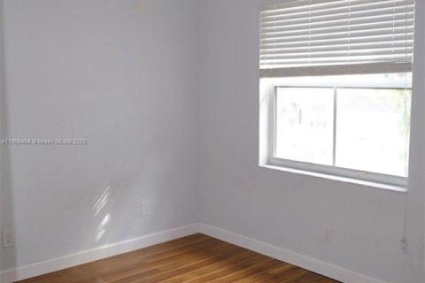 Снять в аренду таунхаус в Пемброк-Пайнс, Флорида 3 спальни, 155.98м2, № 1963277 - фото 13