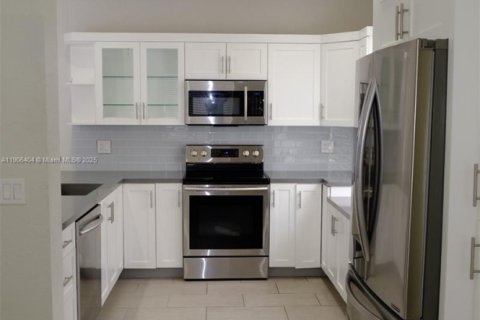 Снять в аренду таунхаус в Пемброк-Пайнс, Флорида 3 спальни, 155.98м2, № 1963277 - фото 4