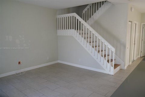Снять в аренду таунхаус в Пемброк-Пайнс, Флорида 3 спальни, 155.98м2, № 1963277 - фото 16