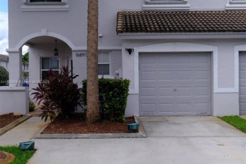 Снять в аренду таунхаус в Пемброк-Пайнс, Флорида 3 спальни, 155.98м2, № 1963277 - фото 1