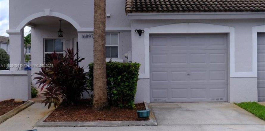 Таунхаус в Пемброк-Пайнс, Флорида 3 спальни, 155.98м2 № 1963277