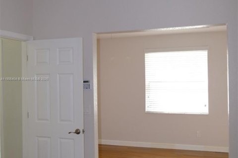 Снять в аренду таунхаус в Пемброк-Пайнс, Флорида 3 спальни, 155.98м2, № 1963277 - фото 9