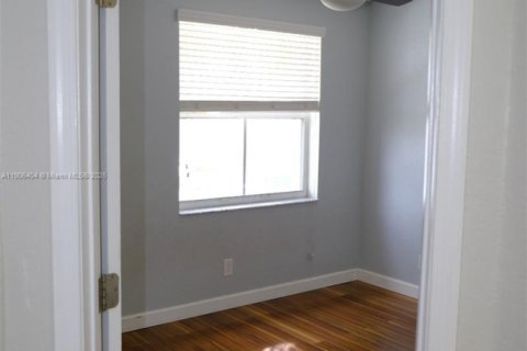 Снять в аренду таунхаус в Пемброк-Пайнс, Флорида 3 спальни, 155.98м2, № 1963277 - фото 11