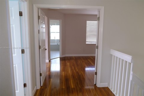 Снять в аренду таунхаус в Пемброк-Пайнс, Флорида 3 спальни, 155.98м2, № 1963277 - фото 7