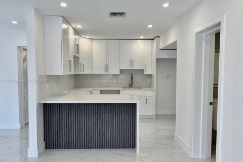 Villa ou maison à vendre à Hialeah, Floride: 5 chambres, 117.06 m2 № 2259902 - photo 20