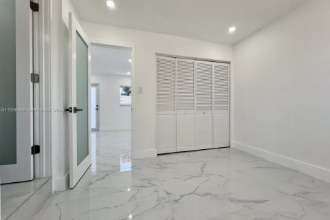Villa ou maison à vendre à Hialeah, Floride: 5 chambres, 117.06 m2 № 2259902 - photo 21