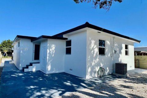 Villa ou maison à vendre à Hialeah, Floride: 5 chambres, 117.06 m2 № 2259902 - photo 15