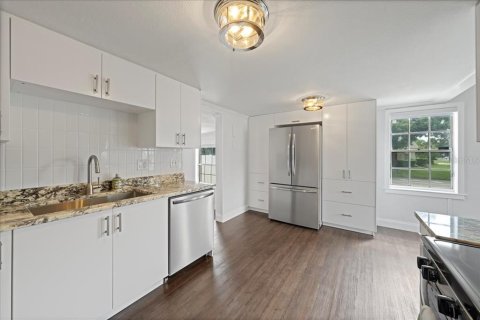 House in Tampa, Florida 3 bedrooms, 112.88 sq.m. № 1914480 - photo 20