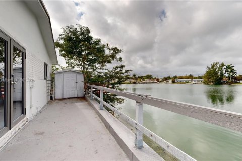 House in Hallandale Beach, Florida 2 bedrooms, 101.45 sq.m. № 1940673 - photo 1