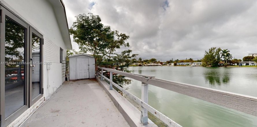 House in Hallandale Beach, Florida 2 bedrooms, 101.45 sq.m. № 1940673