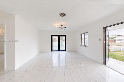 House in Hallandale Beach, Florida 2 bedrooms, 101.45 sq.m. № 1940673 - photo 9