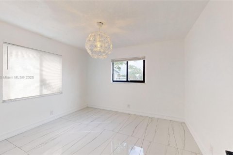 House in Hallandale Beach, Florida 2 bedrooms, 101.45 sq.m. № 1940673 - photo 16