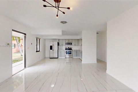 House in Hallandale Beach, Florida 2 bedrooms, 101.45 sq.m. № 1940673 - photo 6