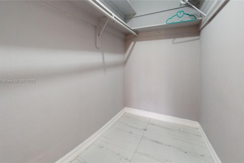 House in Hallandale Beach, Florida 2 bedrooms, 101.45 sq.m. № 1940673 - photo 15