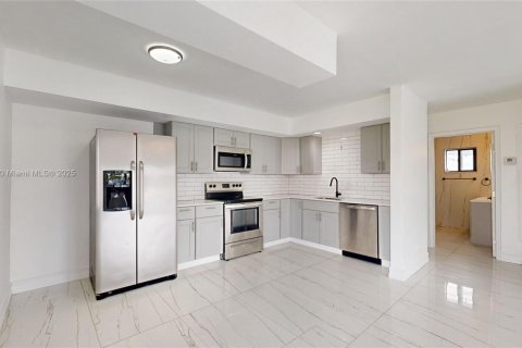 House in Hallandale Beach, Florida 2 bedrooms, 101.45 sq.m. № 1940673 - photo 5