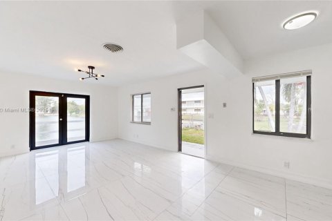 House in Hallandale Beach, Florida 2 bedrooms, 101.45 sq.m. № 1940673 - photo 8