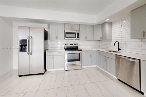 House in Hallandale Beach, Florida 2 bedrooms, 101.45 sq.m. № 1940673 - photo 3