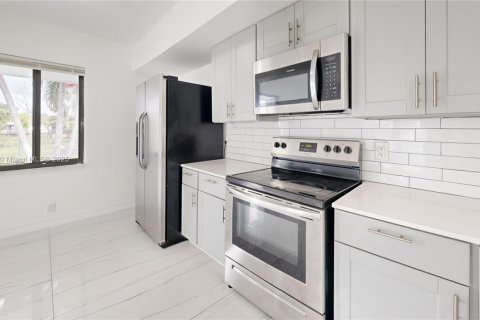 House in Hallandale Beach, Florida 2 bedrooms, 101.45 sq.m. № 1940673 - photo 4