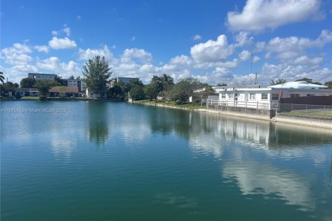 House in Hallandale Beach, Florida 2 bedrooms, 101.45 sq.m. № 1940673 - photo 17