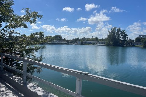 House in Hallandale Beach, Florida 2 bedrooms, 101.45 sq.m. № 1940673 - photo 18