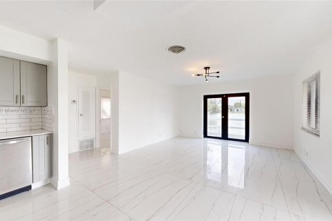 House in Hallandale Beach, Florida 2 bedrooms, 101.45 sq.m. № 1940673 - photo 10