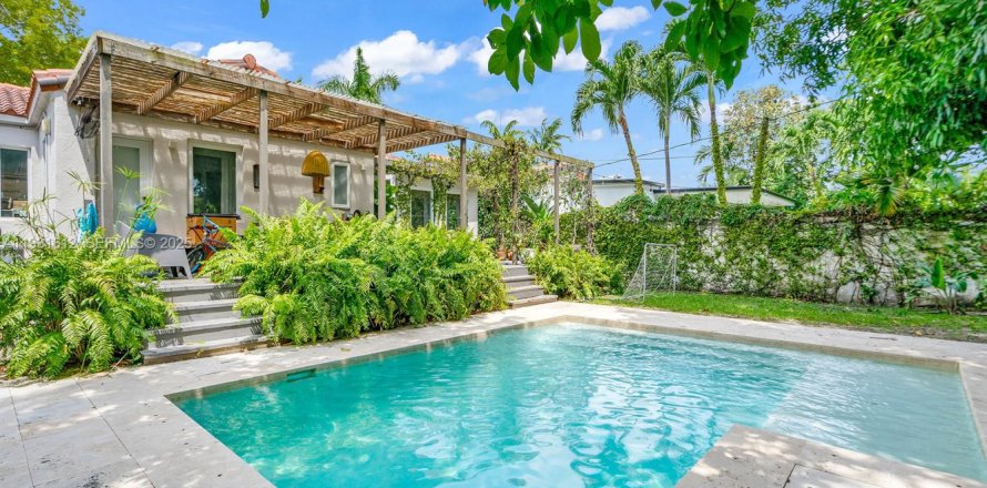 Дом в Майами, Флорида 3 спальни, 121.14м2 № 1989919