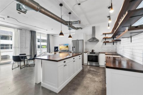 Condo in Miami, Florida, 1 bedroom № 2153659 - photo 2