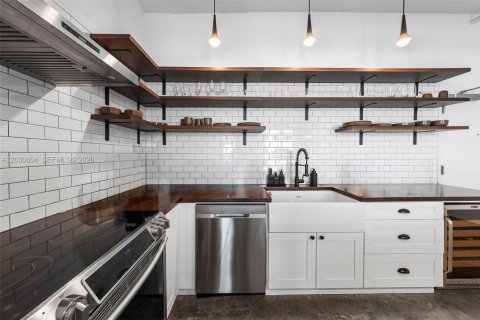 Condo in Miami, Florida, 1 bedroom № 2153659 - photo 6