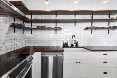 Condo in Miami, Florida, 1 bedroom № 2153659 - photo 7