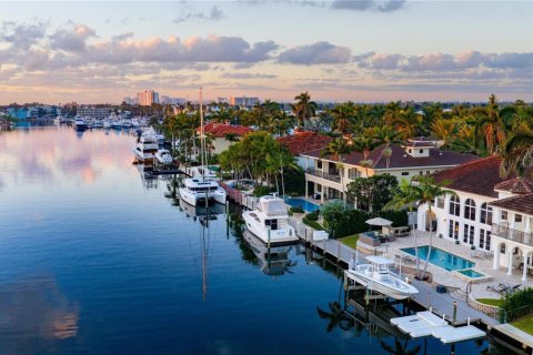 House in Lighthouse Point, Florida 5 bedrooms, 414.9 sq.m. № 2082148