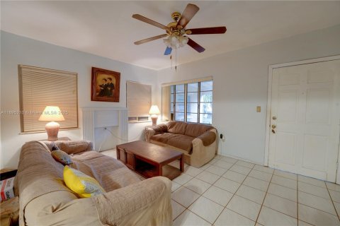 Villa ou maison à vendre à Miami, Floride: 2 chambres, 136.57 m2 № 1947563 - photo 11