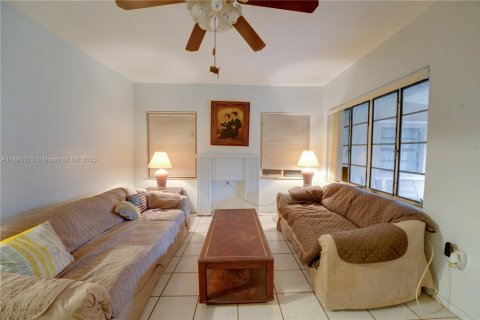 Villa ou maison à vendre à Miami, Floride: 2 chambres, 136.57 m2 № 1947563 - photo 9