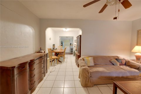 Villa ou maison à vendre à Miami, Floride: 2 chambres, 136.57 m2 № 1947563 - photo 14
