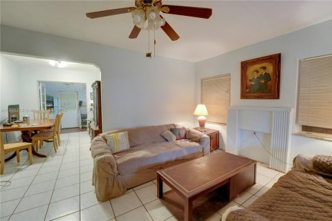 Villa ou maison à vendre à Miami, Floride: 2 chambres, 136.57 m2 № 1947563 - photo 10