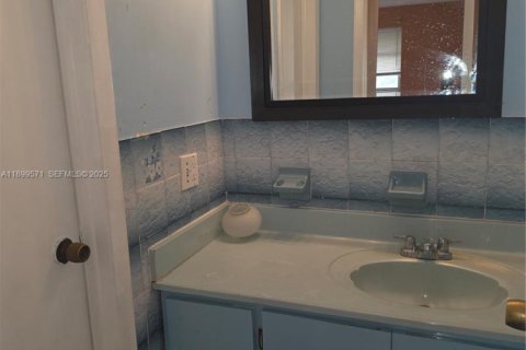 Commercial property in Miami, Florida 310.11 sq.m. № 2053447 - photo 18