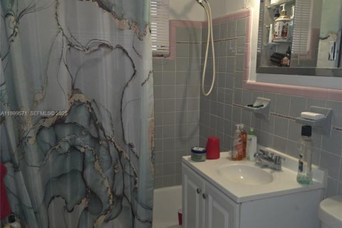 Commercial property in Miami, Florida 310.11 sq.m. № 2053447 - photo 6