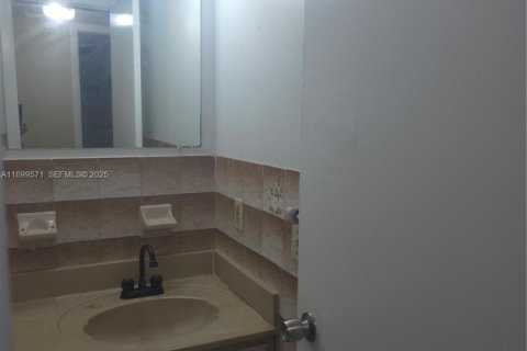 Commercial property in Miami, Florida 310.11 sq.m. № 2053447 - photo 24