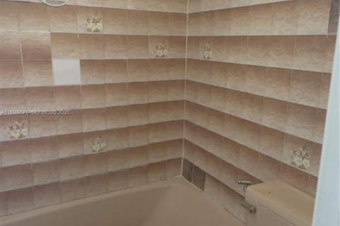 Commercial property in Miami, Florida 310.11 sq.m. № 2053447 - photo 23