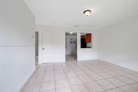 Снять в аренду виллу или дом в Помпано-Бич, Флорида 2 спальни, 143.26м2, № 1949582 - фото 5