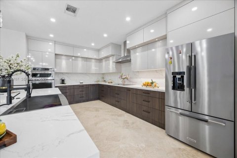 Villa ou maison à vendre à Miami, Floride: 5 chambres, 365.76 m2 № 2084219 - photo 17
