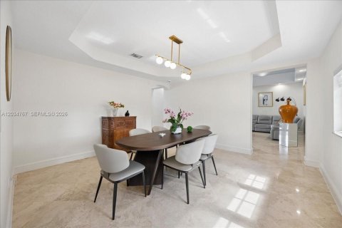 Villa ou maison à vendre à Miami, Floride: 5 chambres, 365.76 m2 № 2084219 - photo 13