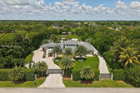 Villa ou maison à vendre à Miami, Floride: 5 chambres, 365.76 m2 № 2084219 - photo 1