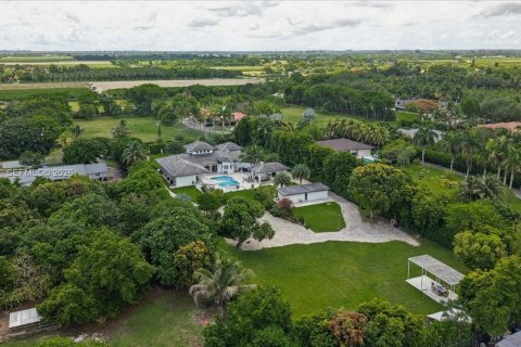 Villa ou maison à vendre à Miami, Floride: 5 chambres, 365.76 m2 № 2084219 - photo 9