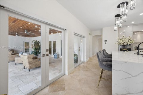 Villa ou maison à vendre à Miami, Floride: 5 chambres, 365.76 m2 № 2084219 - photo 19