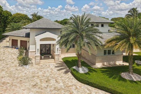 Villa ou maison à vendre à Miami, Floride: 5 chambres, 365.76 m2 № 2084219 - photo 2