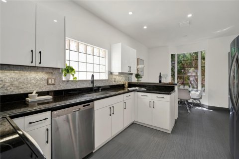 Villa ou maison à louer à Hollywood, Floride: 4 chambres, 200.95 m2 № 2086288 - photo 12
