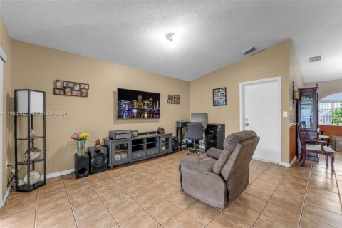 House in Miami, Florida 3 bedrooms, 160.26 sq.m. № 2045922 - photo 9