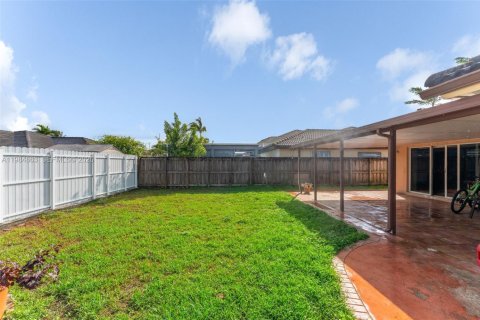 House in Miami, Florida 3 bedrooms, 160.26 sq.m. № 2045922 - photo 25